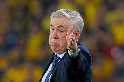 Brazil's Italian head coach Carlo Ancelotti gestures past Ecuador's defender #04 Joel Ordonez during the 2026 FIFA World Cup South American qualifiers football match between Ecuador and Brazil at the Monumental Banco Pichincha stadium in Guayaquil, province of Guayas, Ecuador on June 5, 2025. (Photo by Rodrigo BUENDIA / AFP)Editoria: SPOLocal: GuayaquilIndexador: RODRIGO BUENDIASecao: soccerFonte: AFPFotógrafo: STF<!-- NICAID(16053678) -->