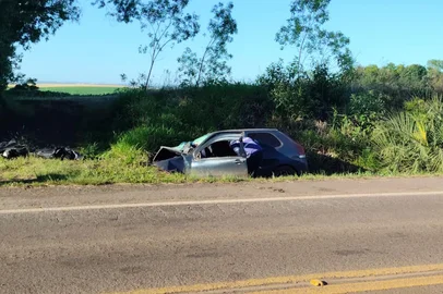 Três pessoas morreram em um acidente de trânsito na BR-392, próximo ao acesso a Cerro Largo, na região das Missões, na madrugada deste domingo (19).De acordo com a Polícia Rodoviária Federal (PRF), as vítimas estavam em um carro Fiat Palio que saiu da pista e colidiu com um bueiro. <!-- NICAID(16149439) -->