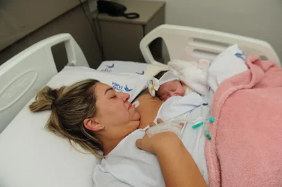CAXIAS DO SUL, RS, BRASIL, 01/07/2024. Primeiro bebê a nascer no primeiro dia da maternidade SUS no Hospital Virvi Ramos em Caxias do Sul é Ayla Dornelles. Ela nasceu às 12h12 do dia 1 de julho de 2024. Ela é filha de Taine Lemes Correa, 29 anos, e de Celso Dornelles Júnior, 49. (Porthus Junior/Agência RBS)<!-- NICAID(15802926) -->