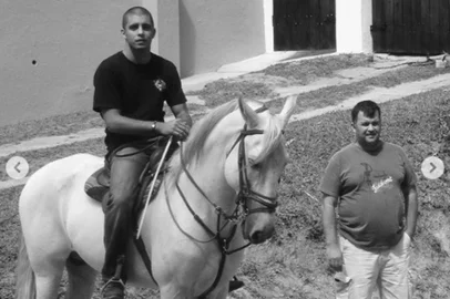 Pedro Scooby revela morte do pai nas redes sociais: "tanta coisa que queria falar"<!-- NICAID(15728090) -->