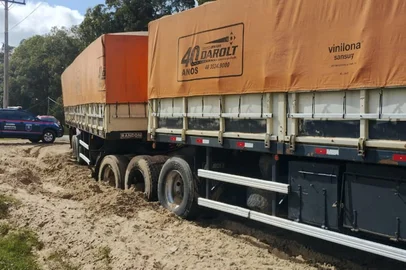 São José do Norte carreta atola<!-- NICAID(16269218) -->