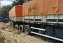 Carreta com grãos atola e bloqueia trecho da BR-101