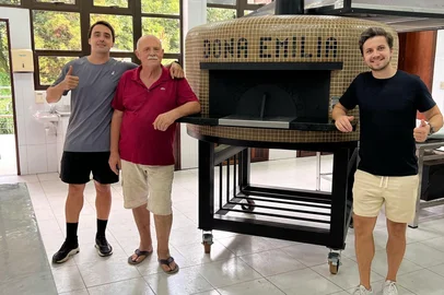 Da esquerda para a direita: Rafael Sirtoli, Valdir Sirtoli e Lorenzo Barros, sócios da pizzaria Dona Emilia. <!-- NICAID(15997412) -->