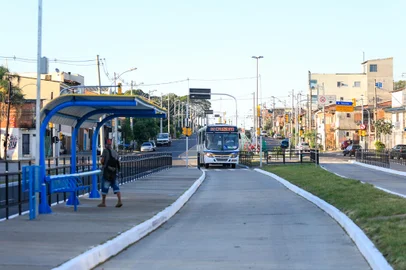 Porto Alegre, RS 29/12/2022: O prefeito, SebastiÃ£o Melo, vistoriou, na manhÃ£ desta quinta-feira (29), as obras na avenida Tronco. Com a conclusÃ£o das obras viÃ¡rias da duplicaÃ§Ã£o de trÃªs quilÃ´metros dos trechos 3 e 4 da via, entre a IcaraÃ­ e PostÃ£o da Cruzeiro, a avenida foi liberada para o trÃ¡fego. Foram realizadas qualificaÃ§Ãµes na infraestrutura, transporte pÃºblico e mobilidade urbana. Foto: Pedro Piegas/PMPA<!-- NICAID(15307426) -->