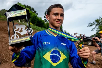 jovem piloto busca o bicampeonato do pan-americano de downhill, na costa rica<!-- NICAID(15011373) -->