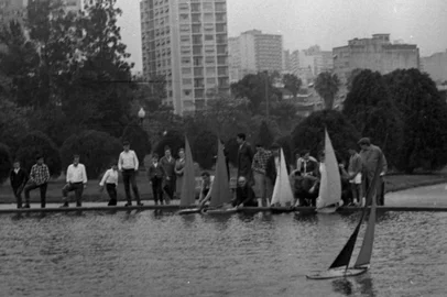 Prova de nautimodelismo (modelismo naval) no Parque da Redenção, em 1967.-#ENVELOPE: 45747<!-- NICAID(16313312) -->