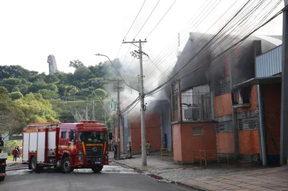 Um incêndio de grandes proporções atinge uma empresa localizada na Rua Evaristo de Antoni, no bairro São José, em Caxias do Sul, na tarde desta terça-feira (22).Três caminhões do corpo de bombeiros atendem a ocorrência. O trânsito está completamente bloqueado no local. Não há relatos de feridos.<!-- NICAID(16021735) -->