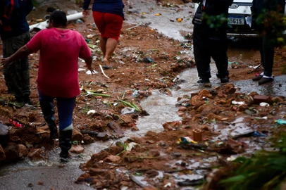 PORTO ALEGRE, RS - BRASIL. Deslizamento de terra soterrou casa onde moravam um casal e 5 crianças no beco Guajuviras, próximo a rua das agulhas negras no bairro Cel. Aparício Borges. Foto: Jonathan Heckler, Agência RBS<!-- NICAID(15458287) -->