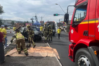 A simulação de um acidente bloqueou, na manhã deste sábado(17), o trânsito da Perimetral Norte entre as ruas Pio XII e Frei Pacífico, no bairro São José, em Caxias do Sul. <!-- NICAID(16039645) -->