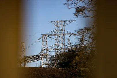 Apagão deixa mais de 10 mil clientes sem energia elétrica em Porto Alegre.  O problema foi na Subestação 9, que ocasionou falta de energia nos bairros Humaita, Farrapos, São Geraldo, e nas proximidades do aeroporto.<!-- NICAID(15850294) -->