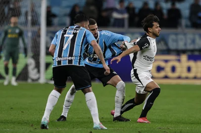 PORTO ALEGRE, RS, BRASIL, 12-06-2025: Grêmio recebe Corinthians pela 12ª rodada do Campeonato Brasileiro 2025, na Arena Porto-Alegrense. O tricolor vem de duas vitórias seguidas no campeonato e busca manter o bom momento na véspera da parada para o Mundial de Clubes. Foto: Renan Mattos/Agência RBS<!-- NICAID(16058726) -->