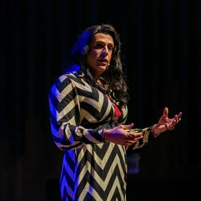 Outra atração para quem curte stand-up é conferir a Doutora Rosângela em cena. Interpretada pelo ator Índio Behn, a Dra. promete altas doses de humor afiado na apresentação do espetáculo Tratamento de Choque. O stand-up está marcado para este sábado, às 20h, no Teatro Murialdo, em Caxias.<!-- NICAID(16004149) -->