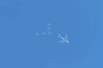 Brazil Aviation Araraquara SP e Defesa Aviação / Reprodução YouTube Uma operação envolvendo seis caças F-16 da Argentina e duas aeronaves KC-135R de reabastecimento dos Estados Unidos chamou a atenção na última semana ao cruzar o espaço aéreo brasileiro.<!-- NICAID(16380925) -->