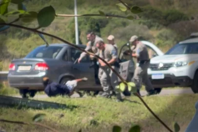 Frame de vídeo que mostra homem sendo morto a tiros por brigadiano em Bom Jesus em março.<!-- NICAID(16075572) -->