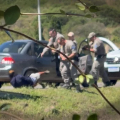 Frame de vídeo que mostra homem sendo morto a tiros por brigadiano em Bom Jesus em março.<!-- NICAID(16075572) -->
