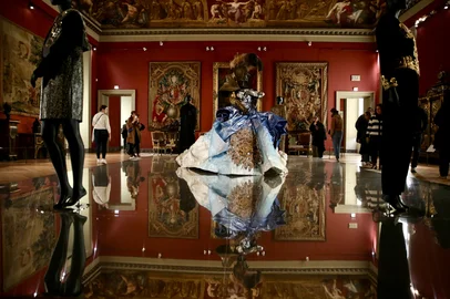Moda no Museu do Louvre, em Paris<!-- NICAID(15973499) -->