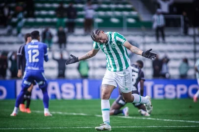 Juventude x Ponte Preta pela Série B 2026. Jogo no Estádio Alfredo Jaconi. Na foto, o atacante MP.<!-- NICAID(16306012) -->