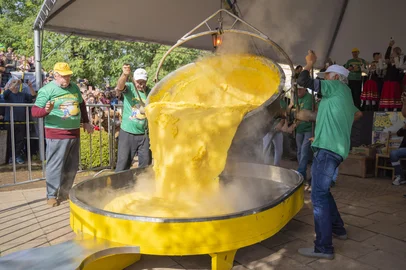 Monte Belo do Sul é conhecida por muitas características, mas, com certeza, o Polentaço é sua marca registrada. O evento começou em 1996 e, apesar de alguns percalços, completa 30 anos em 2026. A edição deste ano ocorre de 15 a 17 de maio, na Praça Padre José Ferlin, prometendo emocionar os visitantes e homenagear quem faz parte dessa história. A entrada é gratuita. Na foto, edição de 2022. <!-- NICAID(16283338) -->