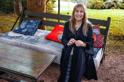 “Rebentação”, da escritora Eulália Isabel Coelho, estrutura-se em dois segmentos: Os que resistem e Os desgarrados. Em ambos, a vida é um quebrar-se violento de perdas, amores, descobertas. Rebentar é também um revirar-se dentro/fora. Das gentes, das coisas, do mundo em voragem e desequilíbrio contínuo. Os doze contos do livro, seis em cada segmento, evocam os rochedos da alma e a constante dubiedade do ser humano. O livro está em, pré-venda pelo site da editora Penalux<!-- NICAID(15570181) -->