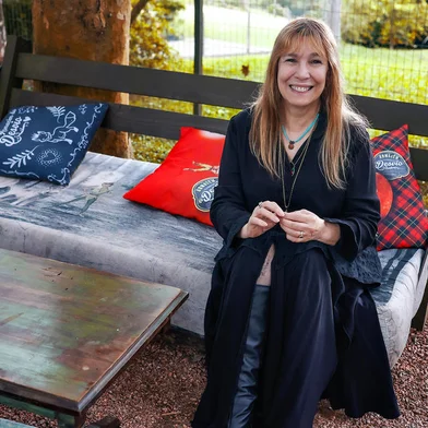 “Rebentação”, da escritora Eulália Isabel Coelho, estrutura-se em dois segmentos: Os que resistem e Os desgarrados. Em ambos, a vida é um quebrar-se violento de perdas, amores, descobertas. Rebentar é também um revirar-se dentro/fora. Das gentes, das coisas, do mundo em voragem e desequilíbrio contínuo. Os doze contos do livro, seis em cada segmento, evocam os rochedos da alma e a constante dubiedade do ser humano. O livro está em, pré-venda pelo site da editora Penalux<!-- NICAID(15570181) -->