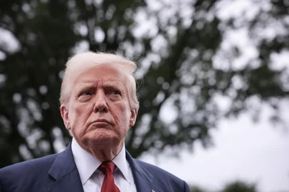 President Trump Travels To Bedminster For The WeekendWASHINGTON, DC - AUGUST 01: U.S. President Donald Trump speaks to the media as he departs the White House on August 01, 2025 in Washington, DC. Trump answered a range of questions from reporters before leaving and is scheduled to spend the weekend in Bedminster, New Jersey.   Win McNamee/Getty Images/AFP (Photo by WIN MCNAMEE / GETTY IMAGES NORTH AMERICA / Getty Images via AFP)Editoria: POLLocal: WashingtonIndexador: WIN MCNAMEESecao: politics (general)Fonte: GETTY IMAGES NORTH AMERICAFotógrafo: CONTRIBUTOR<!-- NICAID(16092980) -->