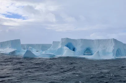 Já faz meses que o maior iceberg do mundo está girando no mesmo lugar, ao norte da Antártida, desde que voltou a se mover depois de ter passado mais de 30 anos encalhado no fundo do oceano. Chamado de A23a, o iceberg deveria estar acompanhando a corrente oceânica mais poderosa da terra. Em vez disso, cientistas disseram à BBC que o bloco de gelo, que tem mais que o dobro do tamanho da região metropolitana de Londres, foi capturado em cima de um enorme cilindro giratório de água.<!-- NICAID(15832963) -->