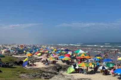 Dia de sol com pouco vento lota praias de Torres neste domingo<!-- NICAID(15956659) -->