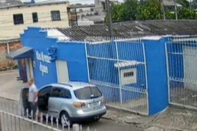 CACHOEIRINHA, RS, BRASIL - 28/01/2026 - Câmeras de segurança registraram o principal suspeito do desaparecimento da família Aguiar dentro da casa deles, em Cachoeirinha, três dias após o sumiço. As imagens, de 28 de janeiro, mostram Cristiano Domingues Francisco entrando e saindo do local com mochilas. (Foto: Reprodução/Reprodução)<!-- NICAID(16226940) -->