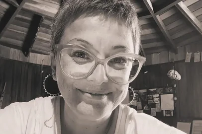 Adriana Antunes é jornalista com doutorado em Letras. Além disso, é psicanalista e escritora. Nas terças-feiras publica crônicas no jornal Pioneiro.<!-- NICAID(15663683) -->