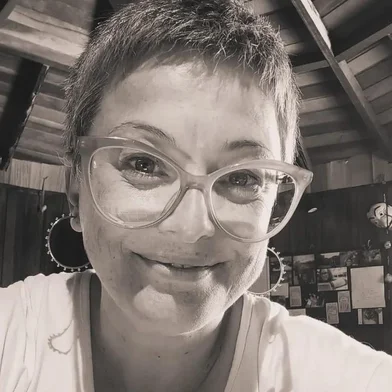 Adriana Antunes é jornalista com doutorado em Letras. Além disso, é psicanalista e escritora. Nas terças-feiras publica crônicas no jornal Pioneiro.<!-- NICAID(15663683) -->