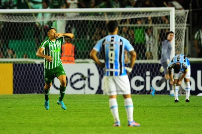 CAXIAS DO SUL, RS, BRASIL, 09/02/2023. Juventude x Grêmio, jogo válido pela sexta rodada da primeira fase do Campeonato Gaúcho (Gauchão 2023) e realizado no estádio Alfredo Jaconi. Comemoração do segundo gol do Juventude marcado por Mandaca.  (Porthus Junior/Agência RBS)<!-- NICAID(15345488) -->
