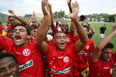 Romário na 2ª DivisãoBrasil, Rio de Janeiro, RJ. 28/11/2009. O jogador Romário (c) comemora o título da Segunda Divisão do Campeonato Carioca com os jogadores do América-RJ antes da partida contra o Sendas, no estádio Marrecão, em São João de Meriti, Rio de Janeiro. - Crédito:ANDRÉ MOURÃO/AGÊNCIA O DIA/AE/Codigo imagem:50466Editoria: ESPORTESLocal: SAO JOAO DE MERITIIndexador: ANDRÉ MOURÃOFonte: ODR-AGÊNCIA O DIAFotógrafo: AAT<!-- NICAID(15592324) -->