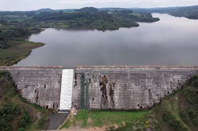 CAXIAS DO SUL, RS, BRASIL, 23/10/2023. Lugares que só a gente entra - Servidor do Samae há 30 anos, o engenheiro Gerson Panarotto acompanhou a reportagem em uma visita às galerias internas da Barragem do Marrecas, onde se faz o monitoramento constante da barragem. Case de reportagem para a série Olho Mágico, na qual mostramos aos leitores lugares de acesso restrito em Caxias. Fotos aéreas da barragem. (Porthus Junior/Agência RBS)<!-- NICAID(15579993) -->