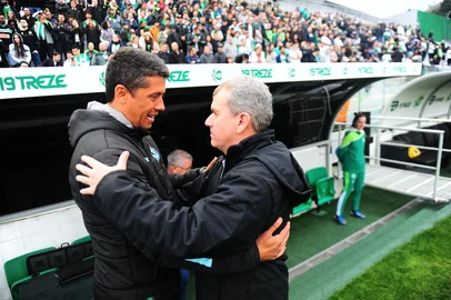 CAXIAS DO SUL, RS, BRASIL, 30/09/2023. Juventude x Criciúma, jogo válido pela 30ª rodada da série B do Campeonato Brasileiro e realizado no estádio Alfredo Jaconi. Na foto, Thiago Carpini (E), técnico do Ju e Cláudio Tencati, técnico do Criciúma. (Porthus Junior/Agência RBS)<!-- NICAID(15556036) -->