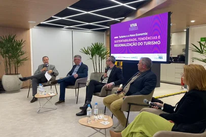 Mais uma edição do Viva Serra Talk foi realizada na noite desta terça-feira (15). Com programação na Sicredi Pioneira, em Gramado (na Agência Gramado São Pedro), o evento teve como tema "Turismo e a Nova Economia: sustentabilidade, tendências e regionalização do turismo". Participantes puderam ouvir os convidados Claudio de Souza, Presidente do Sindtur Serra Gaúcha; Daniel Hillebrand, Presidente do Contur Hortênsias; Emerson Monteiro, Analista de Articulação de Projetos do Sebrae e Luiz Fernando Rodriguez Junior, Secretarário de Turismo em execercício do RS. <!-- NICAID(15511283) -->