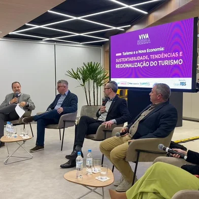 Mais uma edição do Viva Serra Talk foi realizada na noite desta terça-feira (15). Com programação na Sicredi Pioneira, em Gramado (na Agência Gramado São Pedro), o evento teve como tema "Turismo e a Nova Economia: sustentabilidade, tendências e regionalização do turismo". Participantes puderam ouvir os convidados Claudio de Souza, Presidente do Sindtur Serra Gaúcha; Daniel Hillebrand, Presidente do Contur Hortênsias; Emerson Monteiro, Analista de Articulação de Projetos do Sebrae e Luiz Fernando Rodriguez Junior, Secretarário de Turismo em execercício do RS. <!-- NICAID(15511283) -->