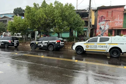 Suspeitos de participação no roubo de malote de dinheiro na frente de banco em Caxias do Sul são presos. Crime aconteceu nesta semana na Avenida Júlio de Castilhos. Polícia não divulgou o valor que foi subtraído pelos criminosos<!-- NICAID(16281232) -->