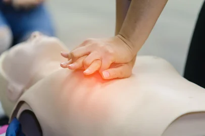 Massagem cardíaca. Foto: bigy9950 / stock.adobe.comFonte: 176193949<!-- NICAID(14941574) -->