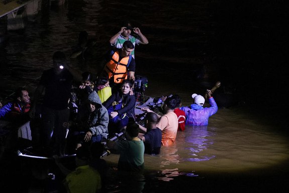 CANOAS, RS, BRASIL: Resgatados saindo do bairro Mathias Velho, em Canoas. Anoitece e agora a chuva retorna.<!-- NICAID(15754481) -->