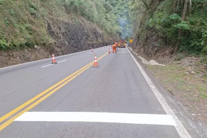Nova sinalização para prevenção de acidentes é instalada entre Antônio Prado e Flores da Cunha, na RS-122<!-- NICAID(16041080) -->