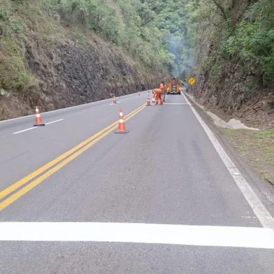Nova sinalização para prevenção de acidentes é instalada entre Antônio Prado e Flores da Cunha, na RS-122<!-- NICAID(16041080) -->