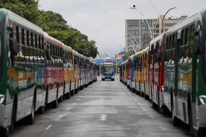 Porto Alegre, RS, Brasil, 14-12-2024: Apresentação de novos ônibus que integram transporte coletivo de Porto Alegre, na avenida Evaldo Pereira Paiva, próximo à Usina do Gasômetro, com a presença do prefeito Sebastião Melo.<!-- NICAID(15935793) -->