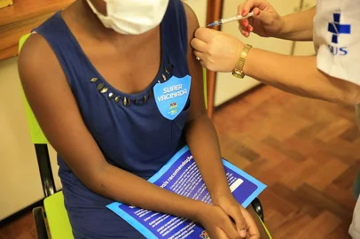 PORTO ALEGRE,RS,BRASIL.2022,03,05.Dia de C de vaninação nas escolas, vacinação na Escola Sant Hilaire.(RONALDO BERNARDI/AGENCIA RBS).<!-- NICAID(15033890) -->