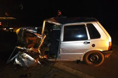 Motorista morre e passageiro fica ferido gravemente em acidente entre carro e caminhão na BR-285, no Noroeste do Estado<!-- NICAID(14831743) -->