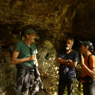 Lançamento do projeto “Caminhadas ao Patrimônio Arqueológico de Caxias do Sul – Criúva”, contemplado pelo Financiarte 2024. A cerimônia acontecerá no dia 15 de abril de 2025 (terça-feira), às 19h40, no Instituto Memória Histórica e Cultural (IMHC) da UCS, com entrada gratuita.FOTO: turismóloga Guadalupe Traslatti Pante (à esquerda)Idealizado pela turismóloga Guadalupe Traslatti Pante e com produção cultural de Flor Nieto Lynch, o projeto conecta escolas e comunidade aos vestígios da etnia Kaingang por meio de caminhadas guiadas a sítios arqueológicos localizados em Criúva.<!-- NICAID(16014095) -->