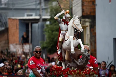 Tradicional procissão de São Jorge ocorreu neste domingo, reunindo centenas de fiéis.<!-- NICAID(16025238) -->