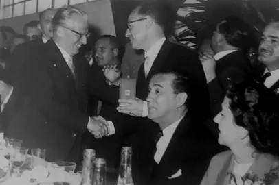 Visita do presidente italiano Giovanni Gronchi a Caxias do Sul em 13 de setembro de 1958, quando conferiu o Monumento Nacional ao Imigrante e o Monumento à Itália (bota de São Pelegrino), além de participar de um churrasco oferecido pelo Rincão da Lealdade no pavilhão da Festa da Uva, na Rua Alfredo Chaves.Legenda:Em 13 de setembro de 1958, o presidente italiano Giovanni Gronchi também concedeu ao prefeito Rubem Bento Alves a condecoração de“ Oficial de Cavalaria da Ordem do Mérito da República Italiana”. Conforme destacado em reportagem do Pioneiro de 20 de setembro de 1958, Rubem Bento Alves foi o único gaúcho a receber a comenda diretamente do chefe de Estado da Itália. <!-- NICAID(15741346) -->