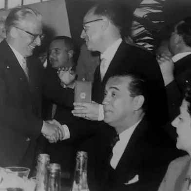 Visita do presidente italiano Giovanni Gronchi a Caxias do Sul em 13 de setembro de 1958, quando conferiu o Monumento Nacional ao Imigrante e o Monumento à Itália (bota de São Pelegrino), além de participar de um churrasco oferecido pelo Rincão da Lealdade no pavilhão da Festa da Uva, na Rua Alfredo Chaves.Legenda:Em 13 de setembro de 1958, o presidente italiano Giovanni Gronchi também concedeu ao prefeito Rubem Bento Alves a condecoração de“ Oficial de Cavalaria da Ordem do Mérito da República Italiana”. Conforme destacado em reportagem do Pioneiro de 20 de setembro de 1958, Rubem Bento Alves foi o único gaúcho a receber a comenda diretamente do chefe de Estado da Itália. <!-- NICAID(15741346) -->