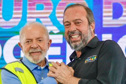 02.08.2024 - Presidente da RepÃºblica, Luiz InÃ¡cio Lula da Silva e o Ministro de Minas e Energia, Alexandre Silveira, durante a cerimÃ´nia de assinatura da Medida ProvisÃ³ria que institui o Programa Mover, dos Projetos de Lei nÂº 858/2024, que autoriza o Poder Executivo a criar o Fundo de Investimento em Infraestrutura Social (FIIS), e nÂº 2308/2023, que institui o marco legal do hidrogÃªnio de baixa emissÃ£o de carbono, e do Decreto que aprova o regulamento do Fundo de Desenvolvimento do Nordeste (FDNE), no Porto do PecÃ©m. Caucaia - CE.â¨â¨Foto: Ricardo Stuckert / PR<!-- NICAID(15978686) -->