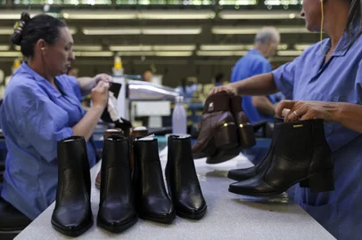 Dois Irmãos, RS, Brasil, 23-01-2024: Produção de calçados em fábrica da marca Pegada, em Dois Irmãos. Estratégias da indústria calçadista do RS para compensar a queda nas exportações em 2023. Foto: Mateus Bruxel / Agência RBS<!-- NICAID(15657948) -->